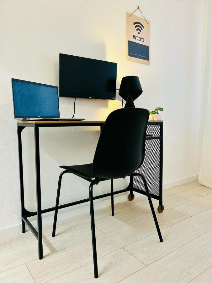 Design Moderno In Centro - Lainate- Rho Fiera Apartment Luaran gambar